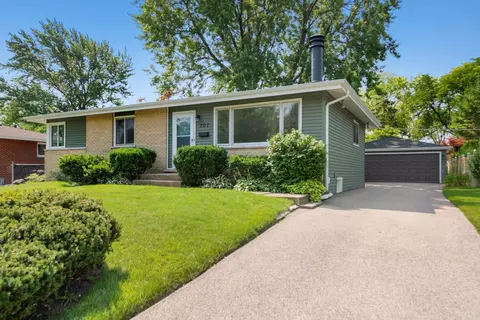 707 E Hackberry Ln, Mount Prospect, IL 60056