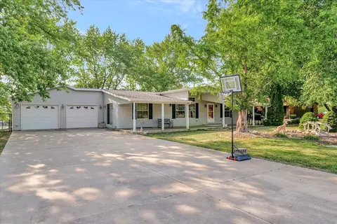 338 S Hislop Dr, Cissna Park, IL 60924