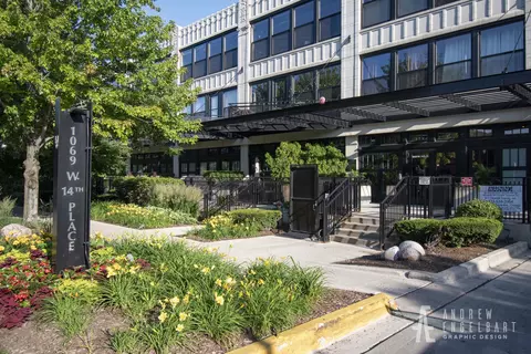 1069 W 14th Pl #203, Chicago, IL 60608