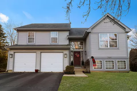 744 Gloster Ct, Gurnee, IL 60031