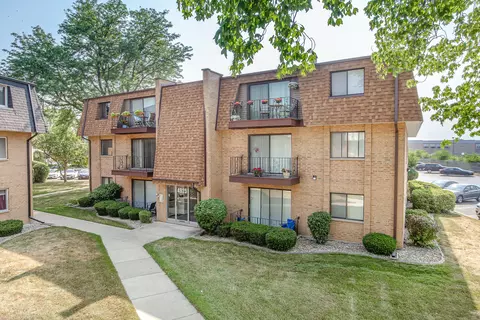 4925 W 109th St #201, Oak Lawn, IL 60453