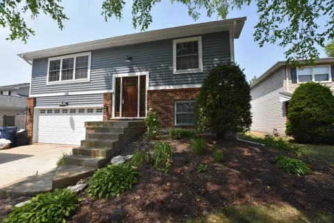 349 Pearson Cir, Naperville, IL 60540