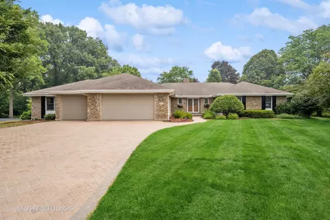 37 Stirrup Cup Ct, Saint Charles, IL 60174
