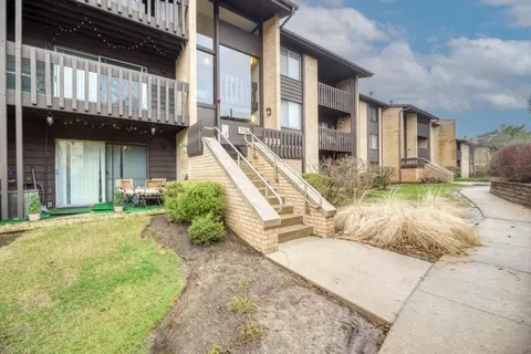 6165 Knoll Wood Rd #202, Willowbrook, IL 60527