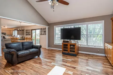 565 Boardman Cir, Bolingbrook, IL 60440 photo 9