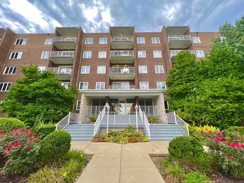 900 Center St #3D, Des Plaines, IL 60016