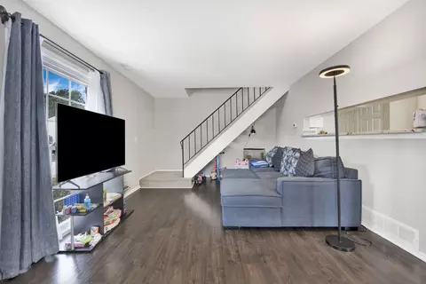 1123 Bunker Hill Ct #E, Wheaton, IL 60189 photo 3