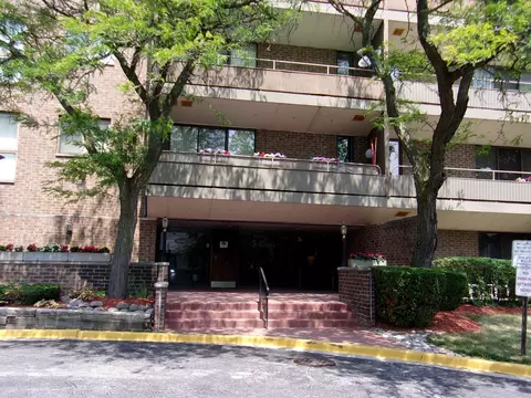 5 E Carriageway Dr #203, Hazel Crest, IL 60429