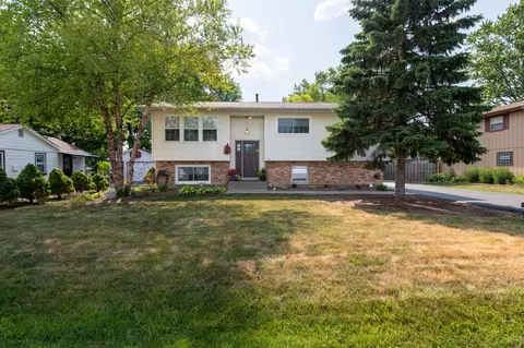 103 Oakleaf Rd, Lake In The Hills, IL 60156