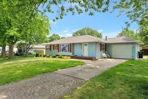 709 Southland Circle Dr, Tuscola, IL 61953