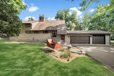 27 W703 Robin Ln, West Chicago, IL 60185