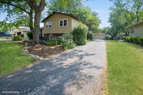 685 Renee Dr, South Elgin, IL 60177