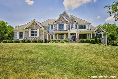 2411 Chatham Ln, Woodstock, IL 60098