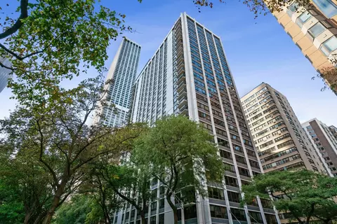 222 E Pearson St #902, Chicago, IL 60611