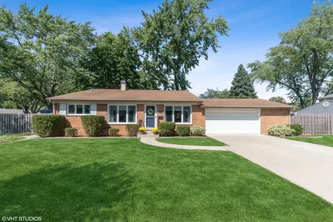 1358 E Reynolds Dr, Palatine, IL 60074