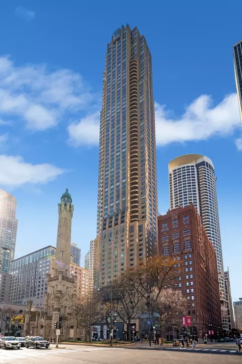 800 N Michigan Ave #5202, Chicago, IL 60611