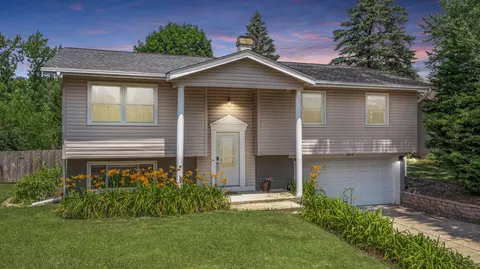 207 Arapahoe Trl, Carol Stream, IL 60188