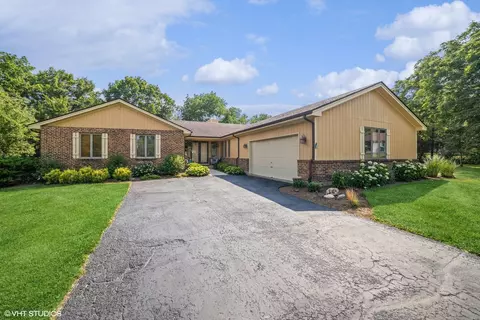 65 Forestview Dr, Elgin, IL 60120