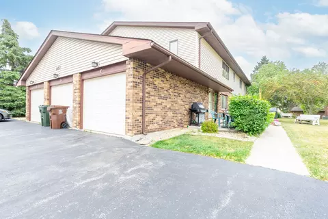 218 Manor Dr #E, New Lenox, IL 60451