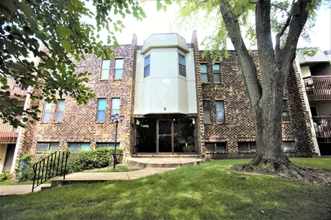 2210 Country Club Dr #26, Woodridge, IL 60517