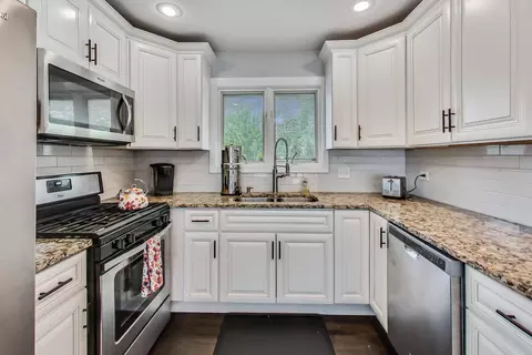 166 Thackeray Dr, Bolingbrook, IL 60440 photo 9