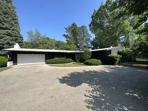 1819 W Pearl City Rd, Freeport, IL 61032
