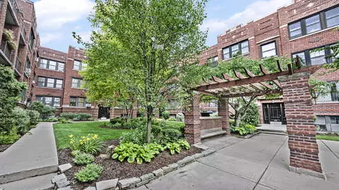 635 Garfield St #1, Oak Park, IL 60304