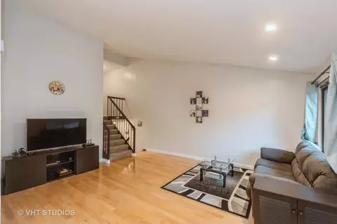 628 Forum Dr, Roselle, IL 60172 photo 4