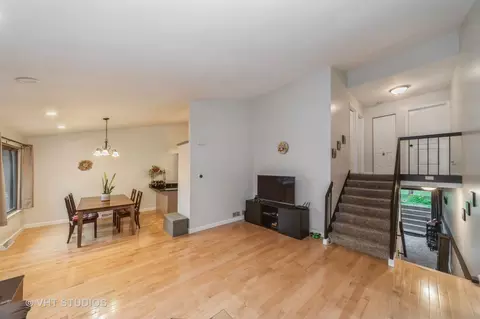 628 Forum Dr, Roselle, IL 60172 photo 3