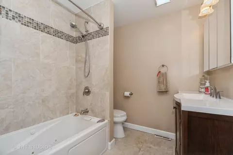 628 Forum Dr, Roselle, IL 60172 photo 7