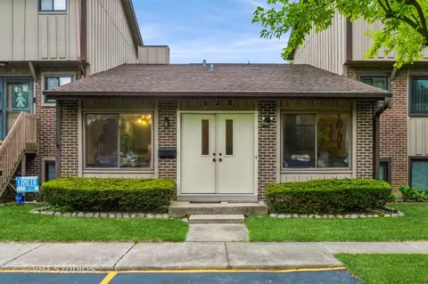 628 Forum Dr, Roselle, IL 60172 photo 2