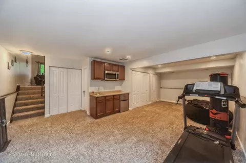 628 Forum Dr, Roselle, IL 60172 photo 8
