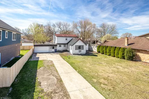 5933 W 90th Pl, Oak Lawn, IL 60453