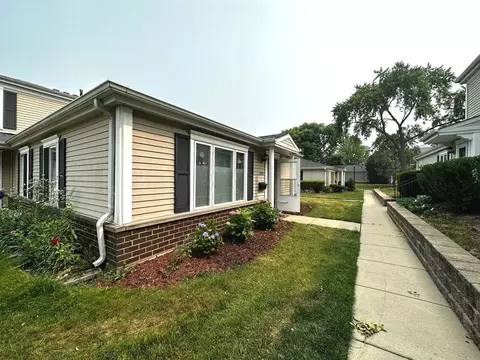 1033 Cove Dr #135A, Prospect Heights, IL 60070