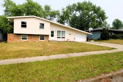 1225 Sandburg Dr, Bloomington, IL 61704