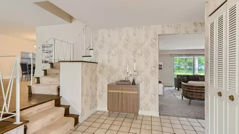4080 Suffolk Ln, Hoffman Estates, IL 60192 photo 2