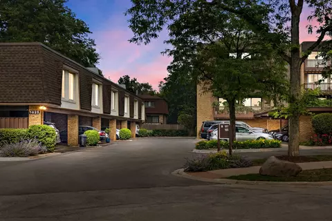 1825 Tanglewood Dr #E, Glenview, IL 60025