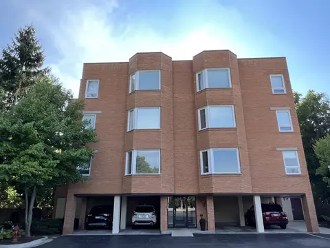 1635 N Milwaukee Ave #403, Libertyville, IL 60048