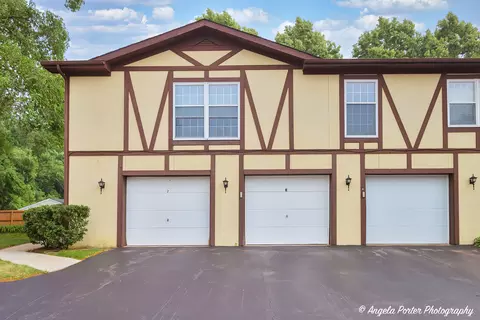 416 Saint Johns Rd #E, Woodstock, IL 60098
