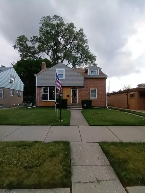8742 E Prairie Rd, Skokie, IL 60076