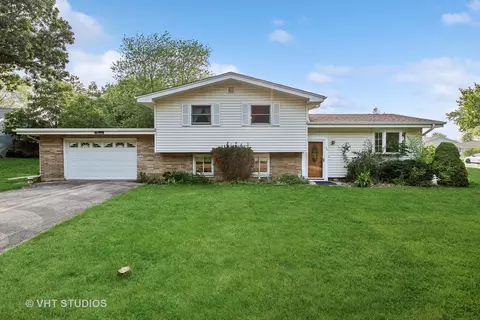 48 S Beck Rd, Lindenhurst, IL 60046