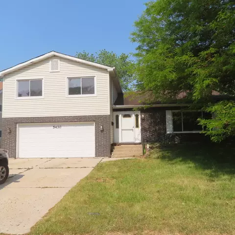5430 Arlington Dr E, Hanover Park, IL 60133