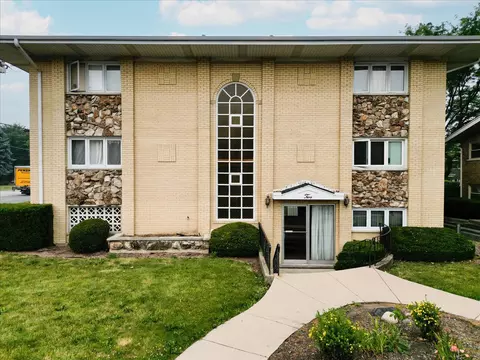 2 N Dee Rd #107, Park Ridge, IL 60068