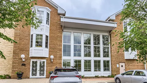 2350 Chestnut Ave #104, Glenview, IL 60026