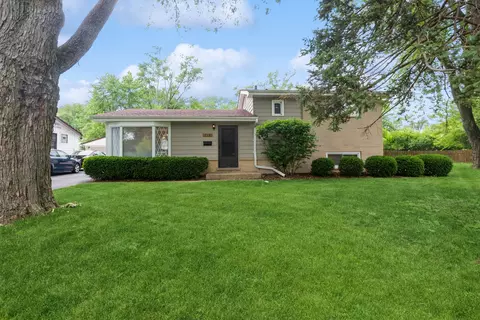 712 E Holly Ct, Mount Prospect, IL 60056