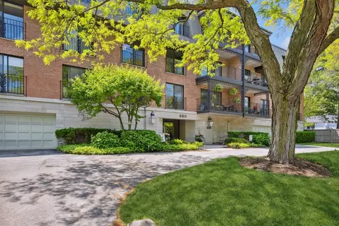 680 Green Bay Rd #202, Winnetka, IL 60093