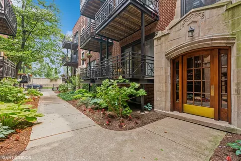 1135 W Grace St #1N, Chicago, IL 60613