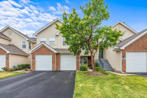 7447 Grandview Ct, Carpentersville, IL 60110
