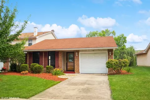 16 Majestic Dr, Lombard, IL 60148