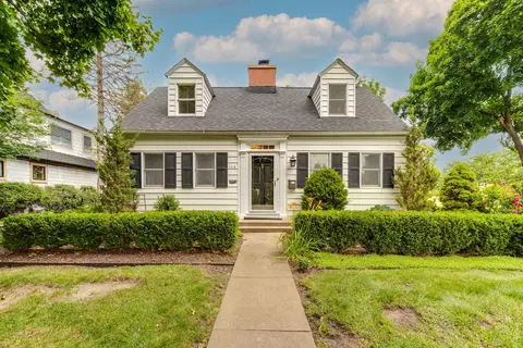 106 Sunset Dr, Libertyville, IL 60048